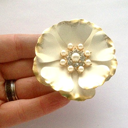Cream and Goldtone Brooch