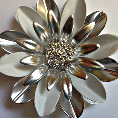 Large White and Silvertone Daisy Pin