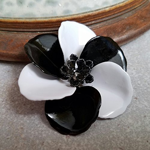 Black and Whitel Flower Brooch